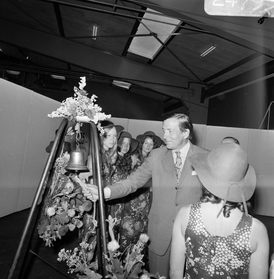 Prins Claus opent bloemencorso in Rijnsburg, Prins Claus luidt bel, Bestanddeelnr 924-7933