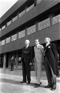 Prins Claus onthult gedenksteen pompstation Doetinchem, Dr. Van Heek Pompstation, Bestanddeelnr 922-8182