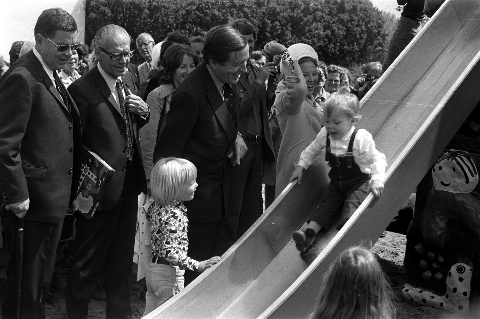 Prins Constantijn op de glijbaan, prins Claus, prinses Beatrix en prins Willem-A, Bestanddeelnr 925-6364