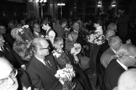 Prins Bernhard reikt verzetskruisen uit aan mensen die zich in het verzet verdie, Bestanddeelnr 932-0594