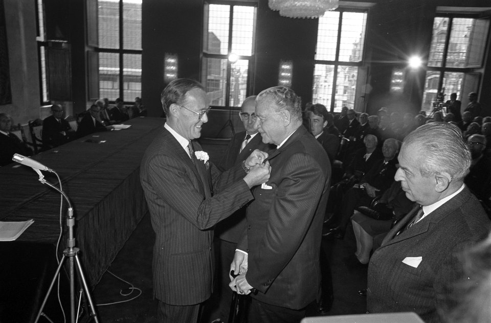 Prins Bernhard reikte zilveren anjers uit op Paleis op de Dam . Dhr. F. H. M. Ko, Bestanddeelnr 921-4538