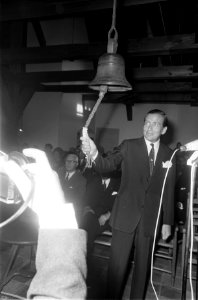 Prins Claus opent het gerestaureerde Slot Zeist te Zeist. Prins Claus luidt de b, Bestanddeelnr 922-8501