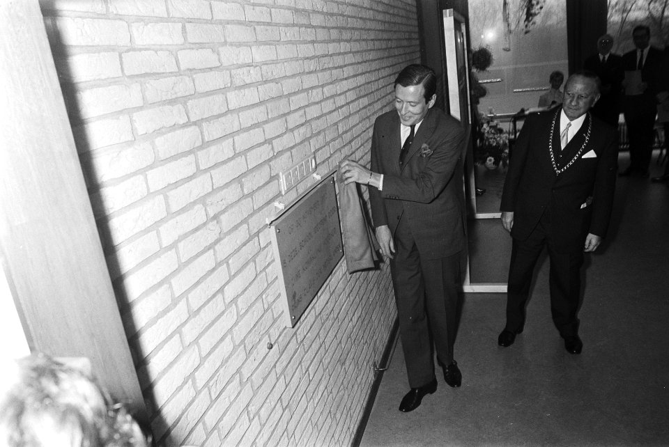Prins Claus opent Prins Clausschool in Linschoten Prins Claus onthult plaat, Bestanddeelnr 924-0584