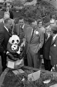 Prins Bernhard stelt pandabeer in gebruik op Madurodam, Bestanddeelnr 920-3218