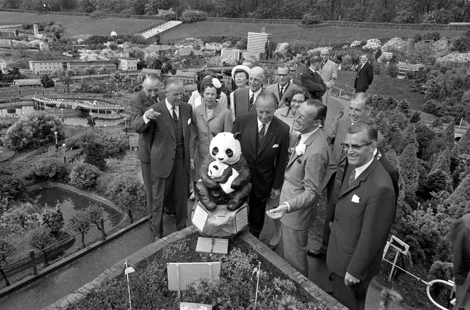 Prins Bernhard stelt pandabeer in gebruik op Madurodam, Bestanddeelnr 920-3217