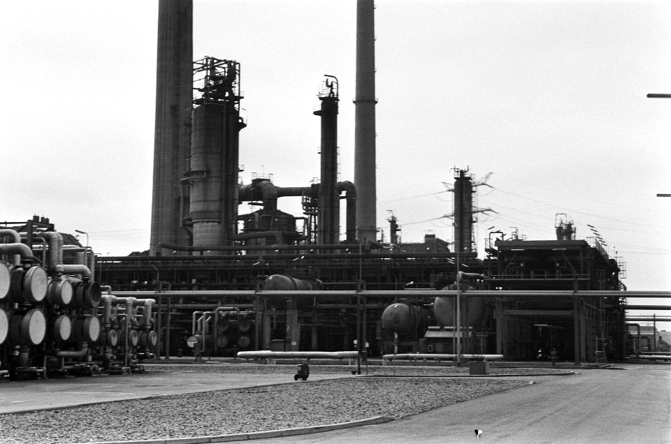 Prins Claus opent katalitische kraakcomplex van British Peteroleum in Europoort., Bestanddeelnr 932-0966