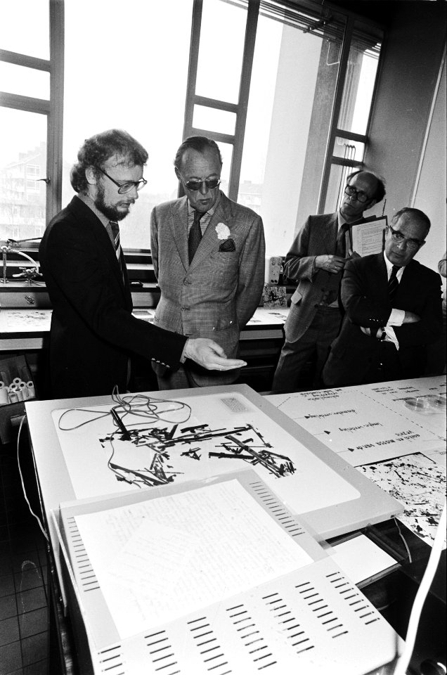 Prins Bernhard bezoekt TNO in Delft Prins Bernhard krijgt uitleg, heer Tempelma, Bestanddeelnr 929-6794