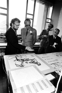 Prins Bernhard bezoekt TNO in Delft Prins Bernhard krijgt uitleg, heer Tempelma, Bestanddeelnr 929-6794