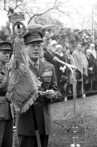 Prins Bernhard reikt nieuwe standaard uit aan de huzaren van Boreel Prins Bernh, Bestanddeelnr 913-2873