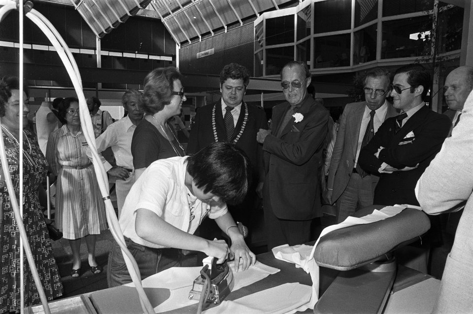 Prins Bernhard bij beroepenwedstrijden in Jaarbeurs Utrecht Prins Bernhard en b, Bestanddeelnr 929-2567