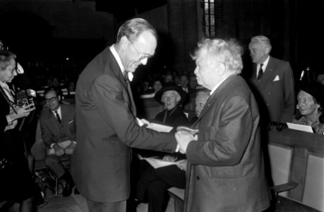 Prins Bernhard schudt de hand van de Franse filosoof Gabriel Marcel, Bestanddeelnr 922-9096