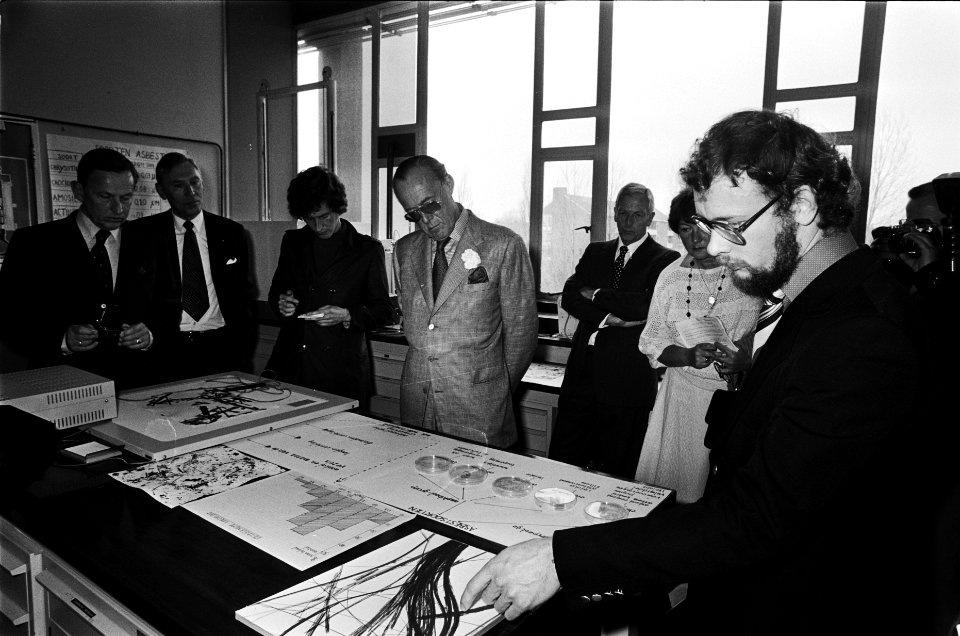 Prins Bernhard bezoekt TNO in Delft Prins Bernhard krijgt uitleg, heer Tempelma, Bestanddeelnr 929-6796