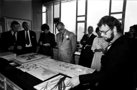 Prins Bernhard bezoekt TNO in Delft Prins Bernhard krijgt uitleg, heer Tempelma, Bestanddeelnr 929-6796