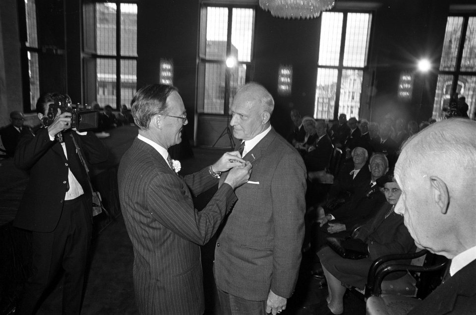 Prins Bernhard reikte zilveren anjers uit op Paleis op de Dam . Dhr. A. Bicher C, Bestanddeelnr 921-4536