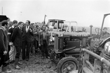 Prins claus opent WK ploegen in Dronten op Flevohof Claus verwisselt zijn schoe, Bestanddeelnr 929-3806