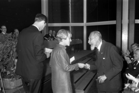 Prins Bernhard reikte erepenningen NOVIB uit aan professor dr. J. Tinbergen . Re, Bestanddeelnr 921-3573