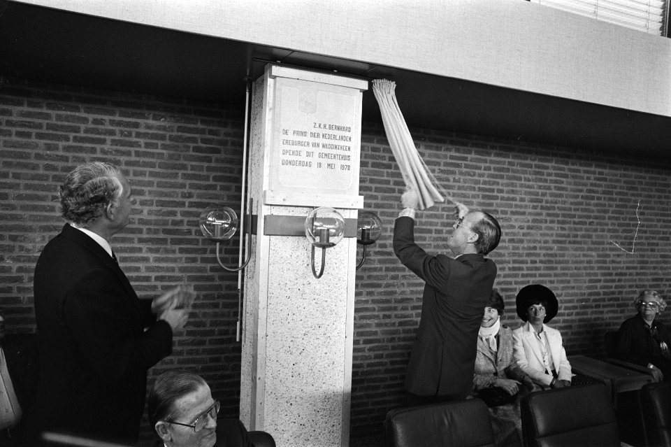 Prins Bernhard opent nieuw raadhuis in Waddinxveen, Bestanddeelnr 929-7264