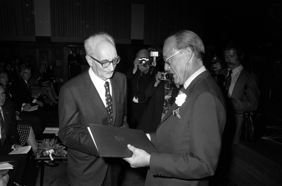 Prins Bernhard reikt Erasmusprijs uit aan prof Claude Levi Strauss in Tropenmus, Bestanddeelnr 926-4410