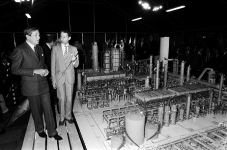 Prins Claus opent katalitische kraakcomplex van British Peteroleum in Europoort., Bestanddeelnr 932-0959