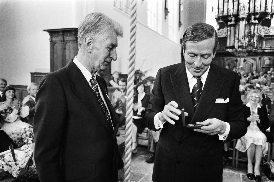 Prins Claus opent gerestaureerde Oosterkerk in Hoorn Prins Claus ontvangt na af, Bestanddeelnr 932-1479