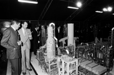 Prins Claus opent katalitische kraakcomplex van British Peteroleum in Europoort., Bestanddeelnr 932-0960