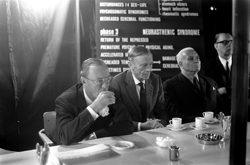 Prins Bernhard bij de bijeenkomst ter gelegenheid van het slaan van de eerste pa, Bestanddeelnr 925-5351