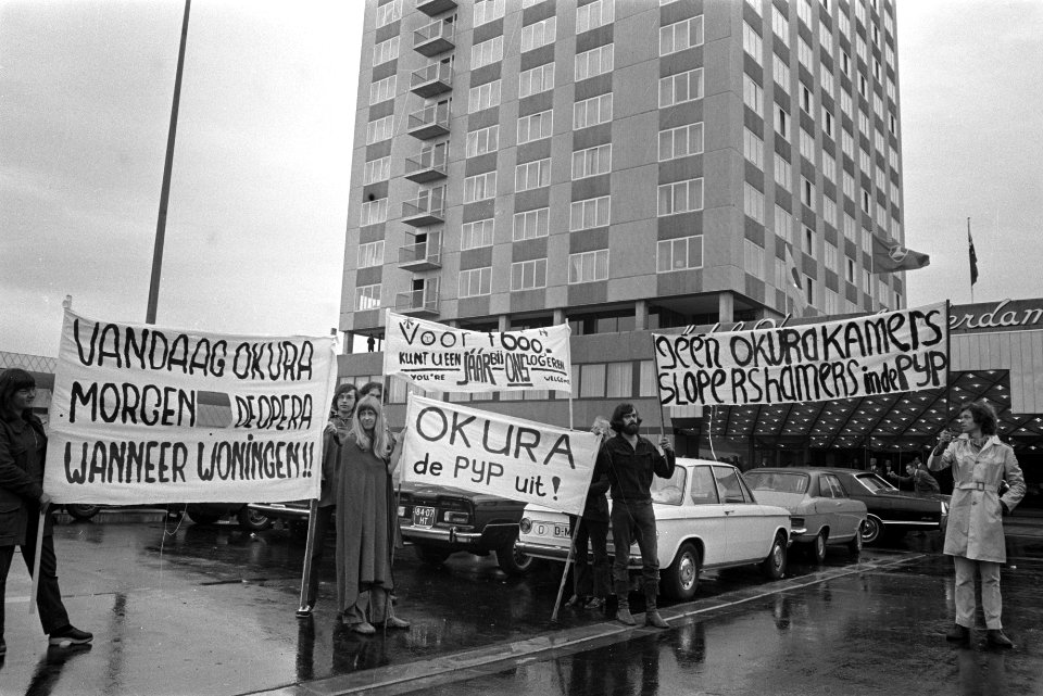 Prins Claus opent Okurahotel Amsterdam, demonstratie van buurtbewoners uit de Pi, Bestanddeelnr 924-9690