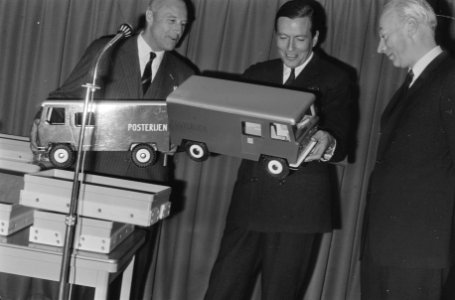 Prins Claus opende Districtspostkantoor te Amsterdam directeur postkantoor J.N.W, Bestanddeelnr 921-8560