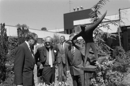 Prins Bernhard slaat eerste paal nieuwbouw Centrum 40-45 in Oegstgeest, Bestanddeelnr 934-2651