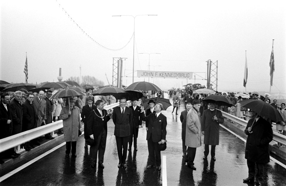 Prins Claus opende John F. Kennedy brug te Maastricht. Na de opening wandelde pr, Bestanddeelnr 921-3248