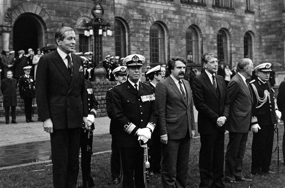 Prins Claus heeft zaterdag in Rotterdam een defile afgenomen van het Korps Marin, Bestanddeelnr 931-2032