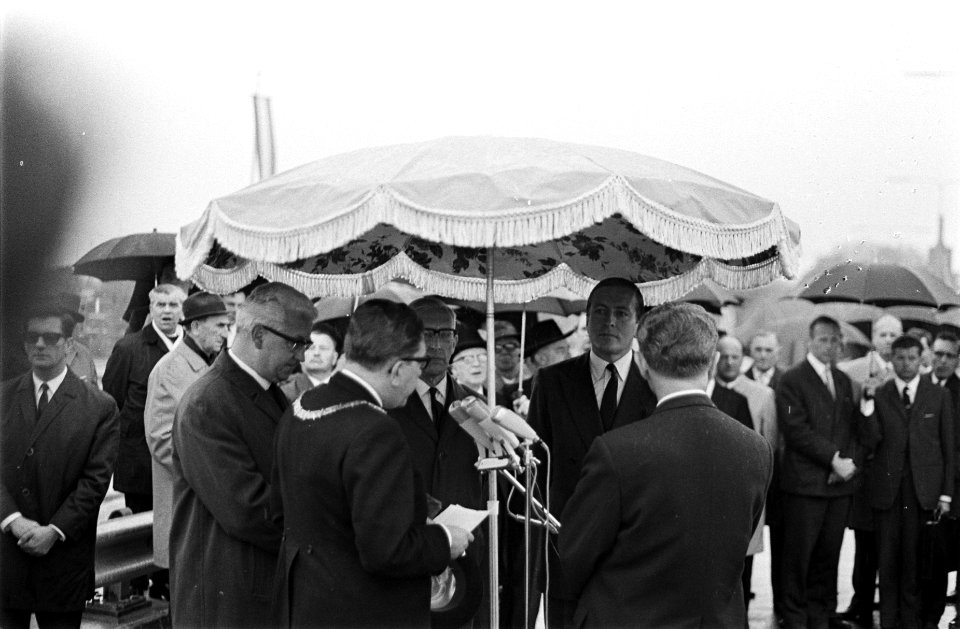 Prins Claus opende John F. Kennedy brug te Maastricht. Prins Claus , burgemeeste, Bestanddeelnr 921-3253