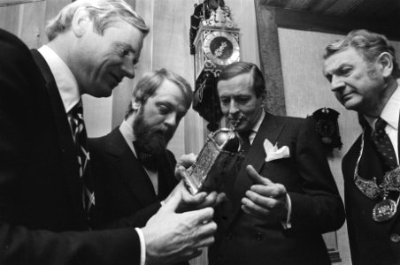 Prins Claus opent Zaans Uurwerkmuseum in Zaanstad Prins Claus in uurwerkmuseum, Bestanddeelnr 928-3977