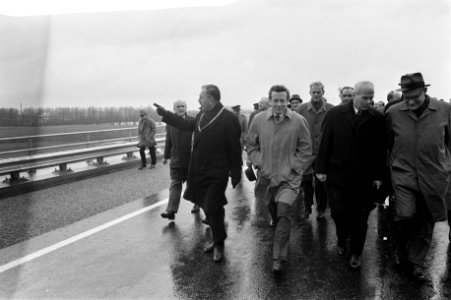 Prins Claus opent nieuwe E-8 weg (Hoevelaken - Holten), Bestanddeelnr 926-0430