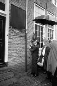 Prins Claus onthult een gevelsteen van de eerste gerestaureerde woning van het h, Bestanddeelnr 922-2507