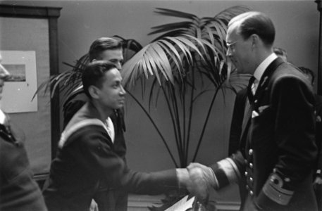 Prins Bernhard schudt de hand van een Indonesische matroos van de Koninklijke Ma, Bestanddeelnr 935-2034