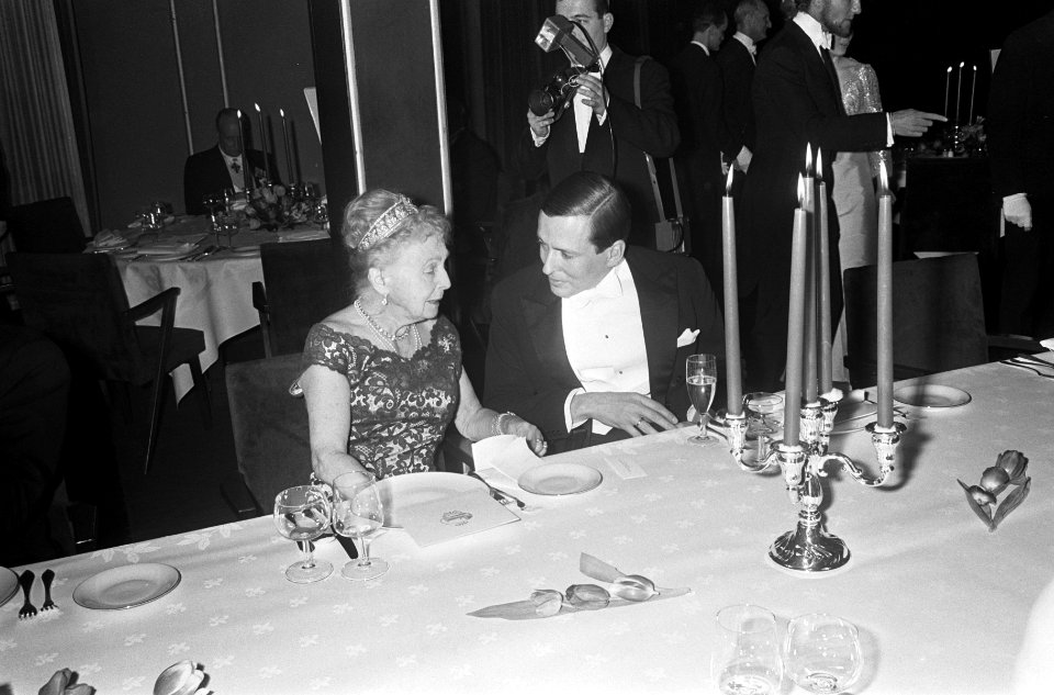 Prins Claus in gesprek met prinses Alice, gravin van Atholone, Bestanddeelnr 919-9506
