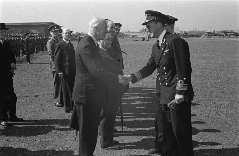 Prins Bernhard schudt de hand van Graham White M.P., die de British Council vert, Bestanddeelnr 935-2028