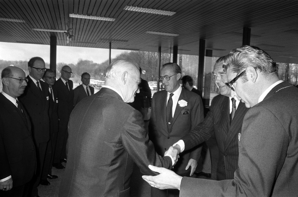 Prins Bernhard bij afscheid, Bestanddeelnr 925-5437
