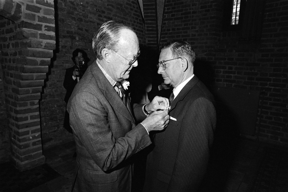 Prins Bernhard reikt Prins Maurits medaille uit aan drs. G. H. J. M. Peijnenburg, Bestanddeelnr 932-9720