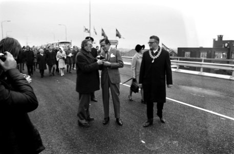 Prins Claus opent in Alkmaar de Huiswaarderbrug en slaat eerste paal in plan Hui, Bestanddeelnr 927-6537