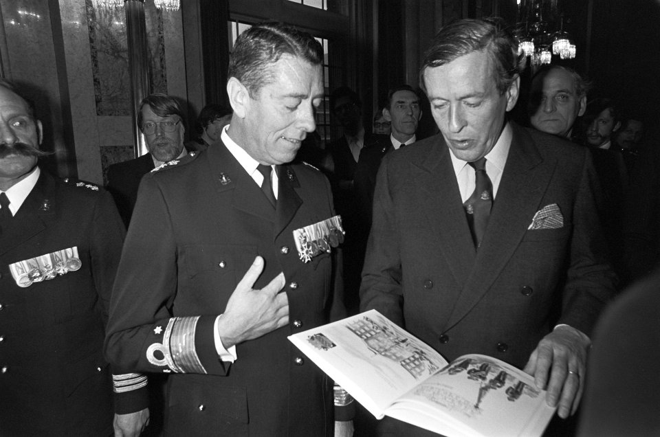 Prins Claus heeft zaterdag in Rotterdam een defile afgenomen van het Korps Marin, Bestanddeelnr 931-2029
