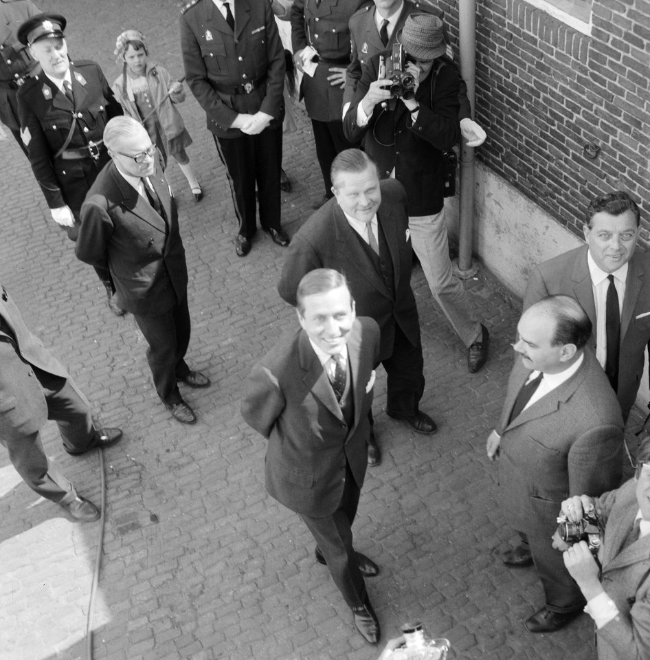 Prins Claus op weg naar studio. Achter hem de hoofddirecteur van de RVD Gijs van, Bestanddeelnr 920-2808