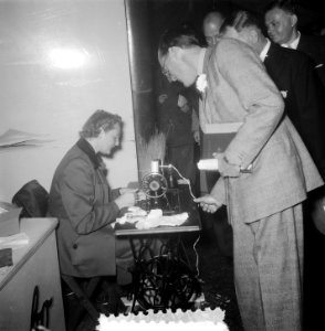 Prins Bernhard bezoekt paardenmarkt Zuidlaren tentoonstelling fa. Ruscaa, Bestanddeelnr 906-0703