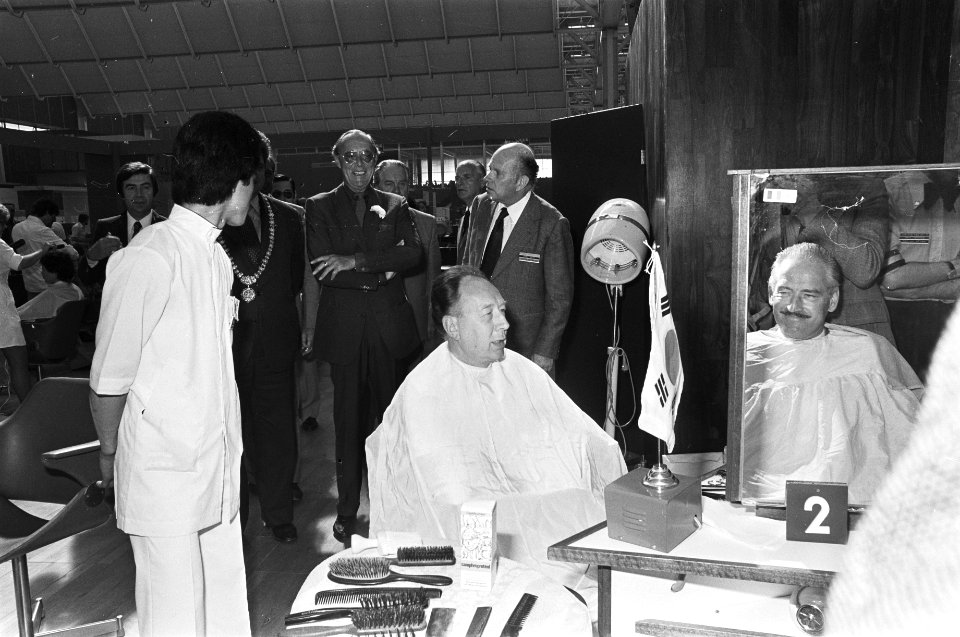 Prins Bernhard bij beroepenwedstrijden in Jaarbeurs Utrecht Prins Bernhard en b, Bestanddeelnr 929-2568