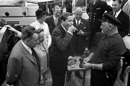 Prins Claus krijgt van schipper Koster (rechts) een emmertje mosselen, Bestanddeelnr 920-4850