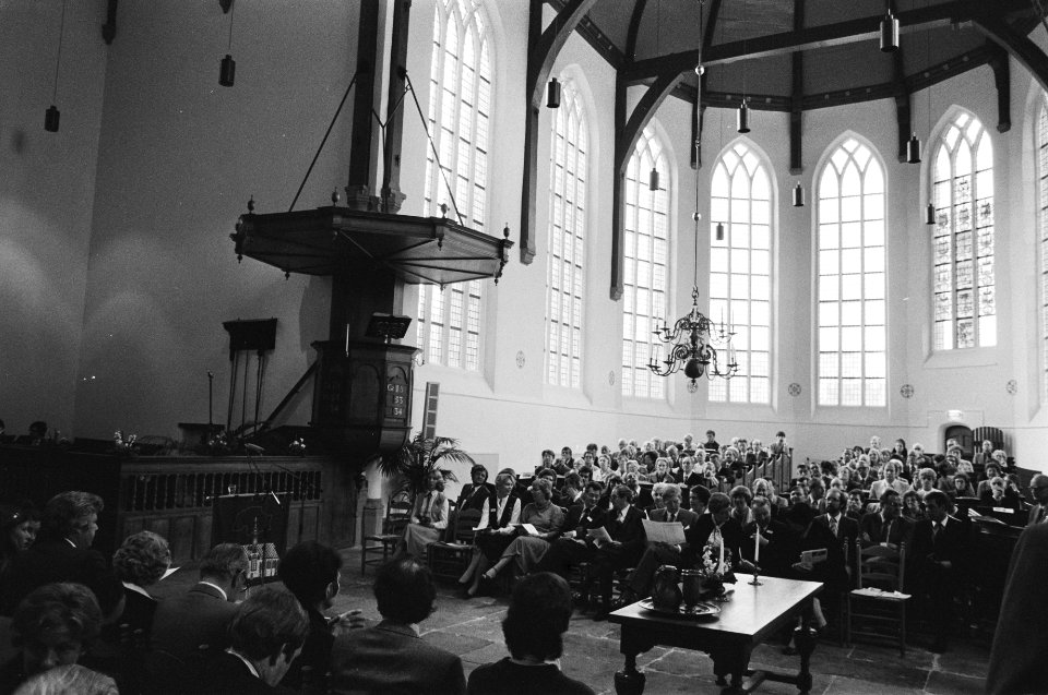 Prins Claus opent gerestaureerde Oosterkerk in Hoorn overzichten in de kerk, Bestanddeelnr 932-1473