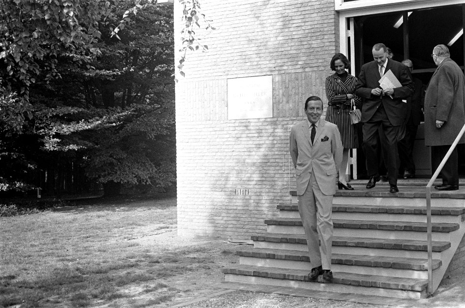 Prins Claus onthult gedenksteen pompstation Doetinchem, het Dr. Van Heek Pompsta, Bestanddeelnr 922-8195