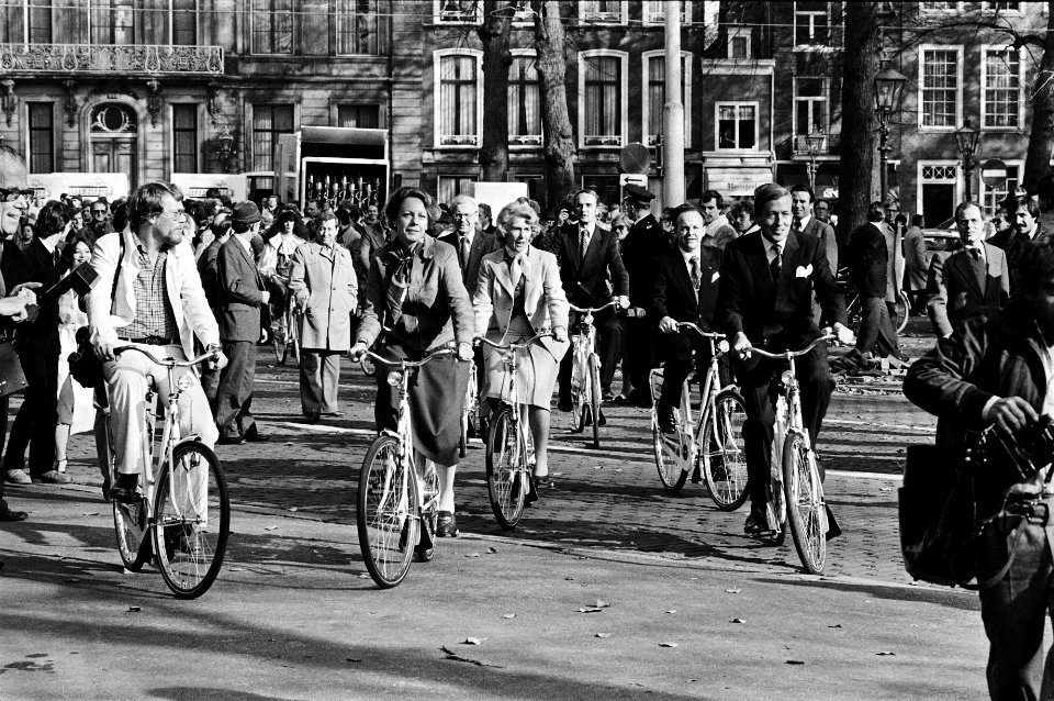 Prins Claus op de fiets, links staatssecretaris Smit Kroes (Verkeer en Waterstaa, Bestanddeelnr 930-5104