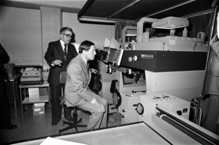 Prins Claus opent gebouw der Geodesie van de TH in Delft Prins Claus achter sten, Bestanddeelnr 928-9053